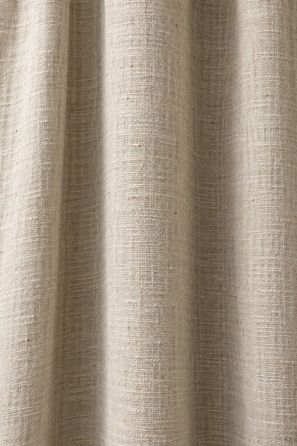 Visualización de cortinas en tono Avena, con textura natural e irregular