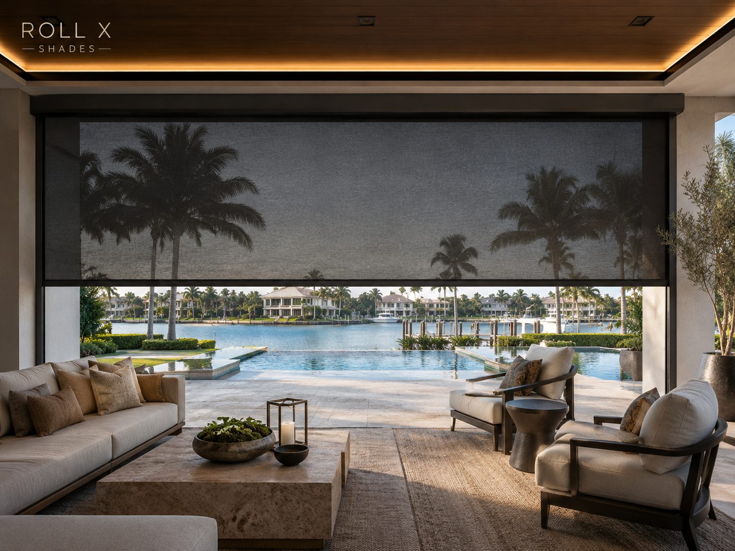 Concepto de diseño: Pantalla exterior motorizada bajada en una terraza cubierta frente al mar en el sur de Florida