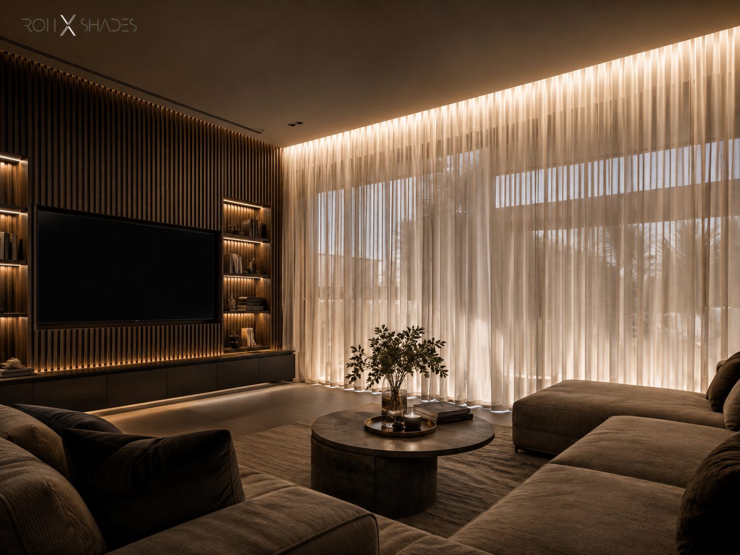 Concepto de diseño: Cortinas translúcidas de piso a techo iluminadas junto a las ventanas de una sala moderna y cálida